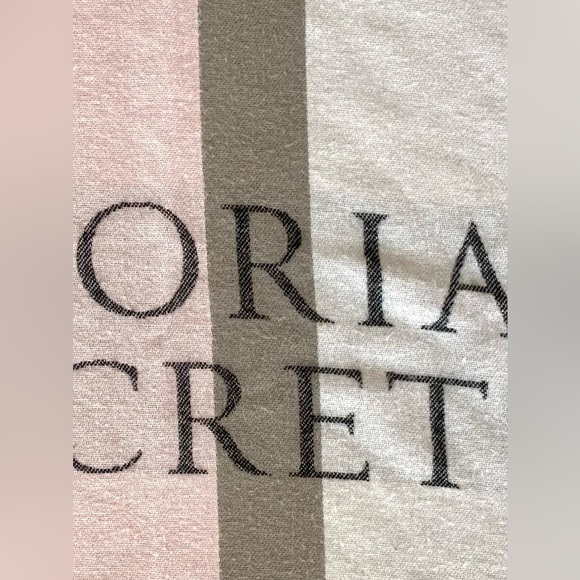 Victoria’s Secret Logo Spellout Super Soft Large Throw Blanket Fringe Edge 2016 - Picture 3 of 7